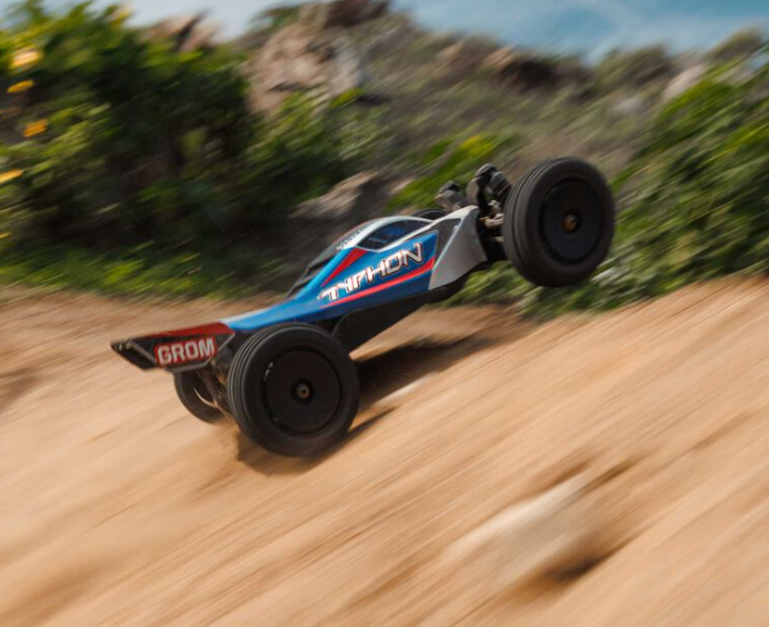 ARRMA Typhon Grom ARA2106 buggy 1/14 RTR brushed 4WD, tout-terrain compact avec moteur Spektrum 390, ESC 2-en-1 étanche, batterie et chargeur inclus, univers RcLoisirs.