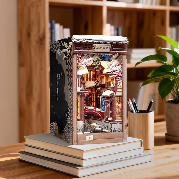 BJAA401 Kyoto Snow Whisper, Book Nook DIY de 286 pieces inspire de Ginzan Onsen au Japon. Scene japonaise enneigee, eclairage DEL tactile et couvercle anti-poussiere inclus.