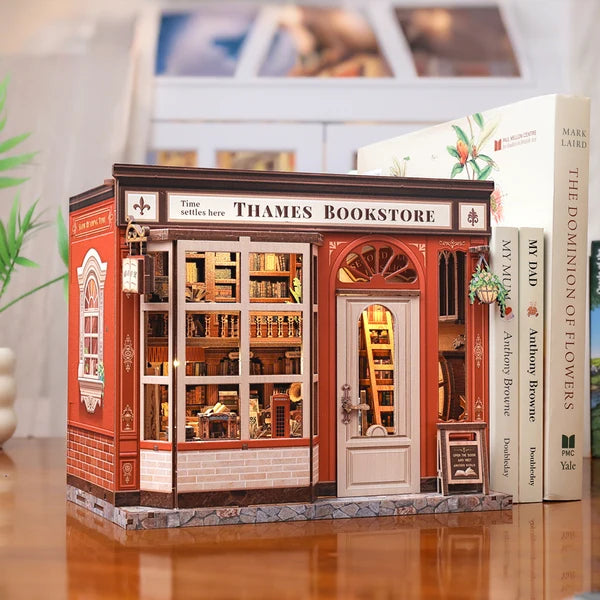 CWGB405 Thames Bookstore, maison miniature DIY de 343 pieces avec librairie londonienne detaillee, eclairage DEL tactile et protection anti-poussiere.