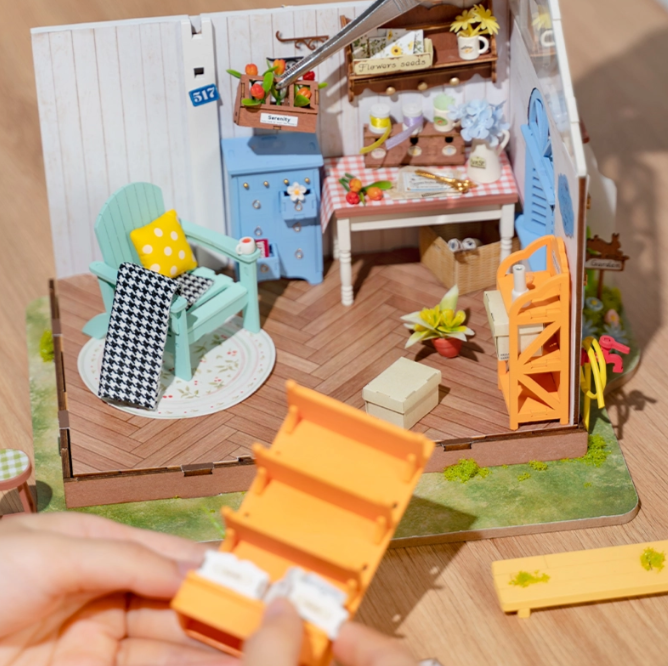 Assemblez la Rolife DG163 – Maison de jardin de rêve. Kit miniature détaillé avec LED, ambiance florale et décor authentique. Univers RcLoisirs.