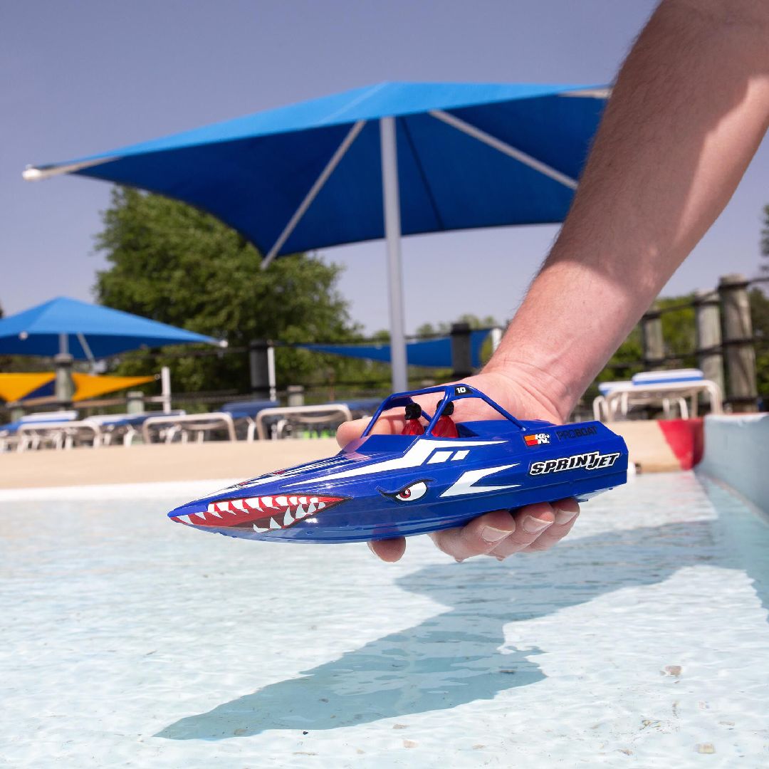 Univers RcLoisirs – Pro Boat SprintJet 9″ PRB08045, bateau RC compact Deep-V, propulsion jet sécuritaire, auto-redresseur, RTR avec batterie et chargeur inclus, idéal pour piscine et plans d’eau
