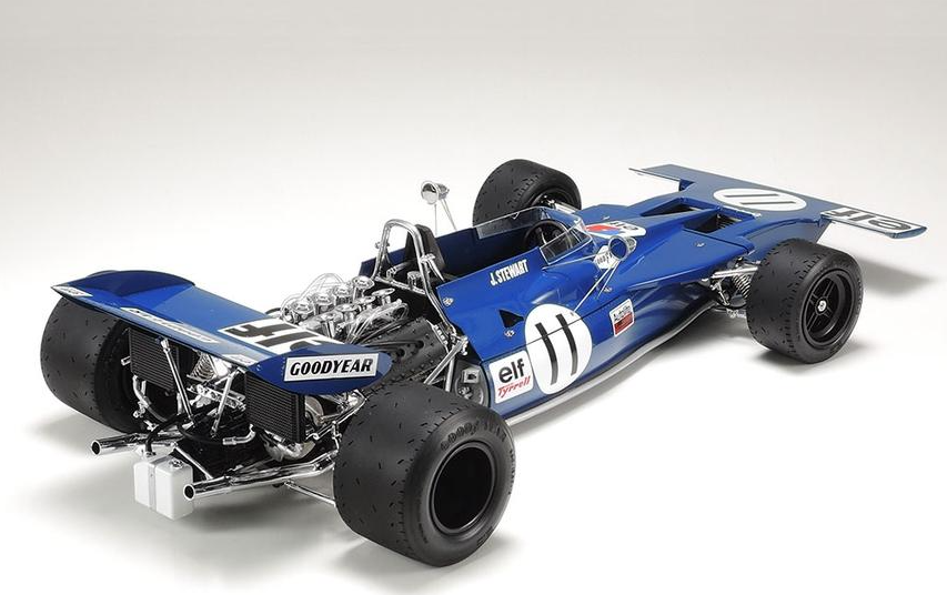 Maquette Tamiya Tyrrell 003 Jackie Stewart 1971 Monaco GP échelle 1/12 – Big Scale Series. Monoplace F1 historique reproduite avec détails précis : nez en T, moteur Ford-Cosworth DFV, suspension à ressorts hélicoïdaux, cockpit réaliste, pneus en caoutchouc, pièces photo-découpées et décalcomanies Cartograf incluses. Maquette plastique injectée pour modélisme automobile de compétition, collection Grand Prix Tamiya.