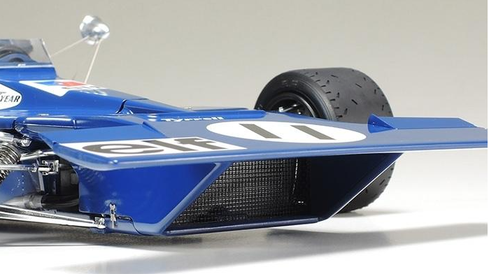 Maquette Tamiya Tyrrell 003 Jackie Stewart 1971 Monaco GP échelle 1/12 – Big Scale Series. Monoplace F1 historique reproduite avec détails précis : nez en T, moteur Ford-Cosworth DFV, suspension à ressorts hélicoïdaux, cockpit réaliste, pneus en caoutchouc, pièces photo-découpées et décalcomanies Cartograf incluses. Maquette plastique injectée pour modélisme automobile de compétition, collection Grand Prix Tamiya.