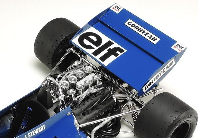 Maquette Tamiya Tyrrell 003 Jackie Stewart 1971 Monaco GP échelle 1/12 – Big Scale Series. Monoplace F1 historique reproduite avec détails précis : nez en T, moteur Ford-Cosworth DFV, suspension à ressorts hélicoïdaux, cockpit réaliste, pneus en caoutchouc, pièces photo-découpées et décalcomanies Cartograf incluses. Maquette plastique injectée pour modélisme automobile de compétition, collection Grand Prix Tamiya.