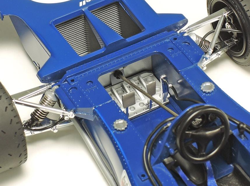 Maquette Tamiya Tyrrell 003 Jackie Stewart 1971 Monaco GP échelle 1/12 – Big Scale Series. Monoplace F1 historique reproduite avec détails précis : nez en T, moteur Ford-Cosworth DFV, suspension à ressorts hélicoïdaux, cockpit réaliste, pneus en caoutchouc, pièces photo-découpées et décalcomanies Cartograf incluses. Maquette plastique injectée pour modélisme automobile de compétition, collection Grand Prix Tamiya.