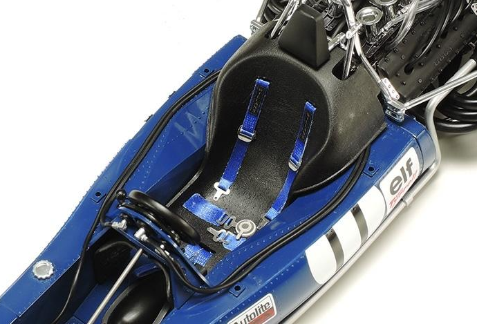 Maquette Tamiya Tyrrell 003 Jackie Stewart 1971 Monaco GP échelle 1/12 – Big Scale Series. Monoplace F1 historique reproduite avec détails précis : nez en T, moteur Ford-Cosworth DFV, suspension à ressorts hélicoïdaux, cockpit réaliste, pneus en caoutchouc, pièces photo-découpées et décalcomanies Cartograf incluses. Maquette plastique injectée pour modélisme automobile de compétition, collection Grand Prix Tamiya.