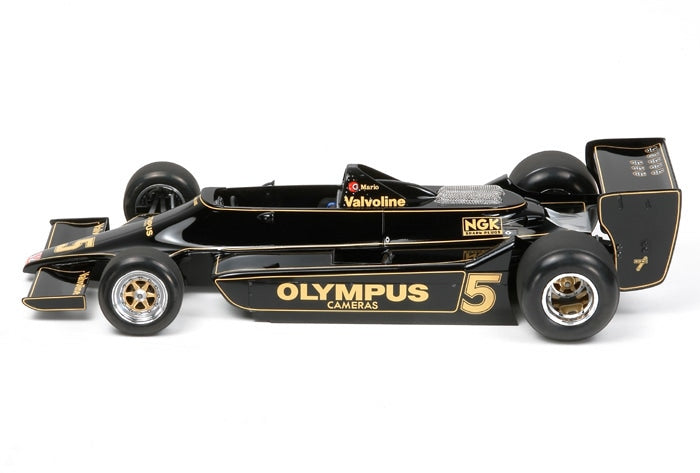 Maquette Tamiya Lotus Type 79 1978 échelle 1/20 – F1 Grand Prix, monoplace John Player Special à assembler en plastique injecté. Modèle détaillé avec livrée noire, effet de sol, cockpit fidèle, moteur reproduit, suspension réaliste, pneus en caoutchouc et décalcomanies incluses. Maquette de compétition inspirée de la voiture pilotée par Mario Andretti et conçue par Colin Chapman pour la collection Grand Prix Tamiya.