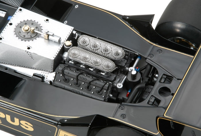 Maquette Tamiya Lotus Type 79 1978 échelle 1/20 – F1 Grand Prix, monoplace John Player Special à assembler en plastique injecté. Modèle détaillé avec livrée noire, effet de sol, cockpit fidèle, moteur reproduit, suspension réaliste, pneus en caoutchouc et décalcomanies incluses. Maquette de compétition inspirée de la voiture pilotée par Mario Andretti et conçue par Colin Chapman pour la collection Grand Prix Tamiya.