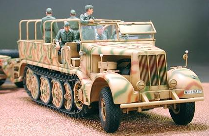 TAM35246_Char_allemand_semi-chenill_FAMO_Transporteur_de_char_Sd.Ah.116_1_35_Univers_RcLoisirs