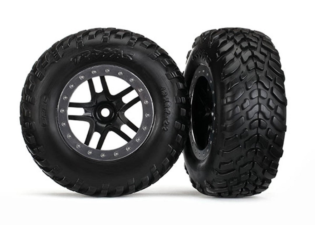 TRA5889 ensemble de 2 pneus SCT hors route Traxxas montés sur jantes Split-Spoke noires et chrome satiné avec inserts en mousse. Compatibles avec les modèles Slash équipés d'hexagones de 12 mm.