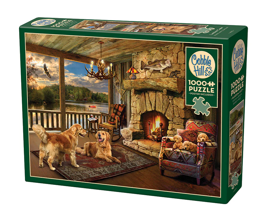 Image d'une cabane au bord d’un lac entourée de forêt, avec deux chiens couchés sur le quai au coucher du soleil – illustration du casse-tête Lakeside Cabin de 1000 pièces.
