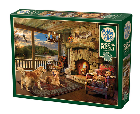 Image d'une cabane au bord d’un lac entourée de forêt, avec deux chiens couchés sur le quai au coucher du soleil – illustration du casse-tête Lakeside Cabin de 1000 pièces.