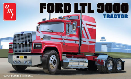 Maquette AMT 1238 Ford LTL 9000 Semi Tractor échelle 1/24 – Univers RcLoisirs. Semi-tracteur américain pour transport longue distance, avec suspensions fonctionnelles, réservoirs latéraux, pneus en vinyle, pièces chromées, pare-soleil, moteur diesel détaillé, châssis réaliste, intérieur complet, cabine spacieuse avec couchette, essieu tandem et décalcomanies incluses. Maquette plastique injectée grand format, détaillée et réaliste, idéale pour modélisme poids lourd et camion classique américain.