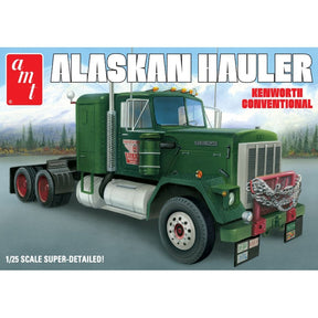 Maquette AMT 1339 Alaskan Hauler Kenworth Tractor échelle 1/25 – reproduction détaillée d’un camion américain avec moteur Cummins turbo-diesel, cabine avec couchette, calandre pare-buffle, chaîne en métal, pneus en vinyle, transmission Spicer et décalcomanies incluses.