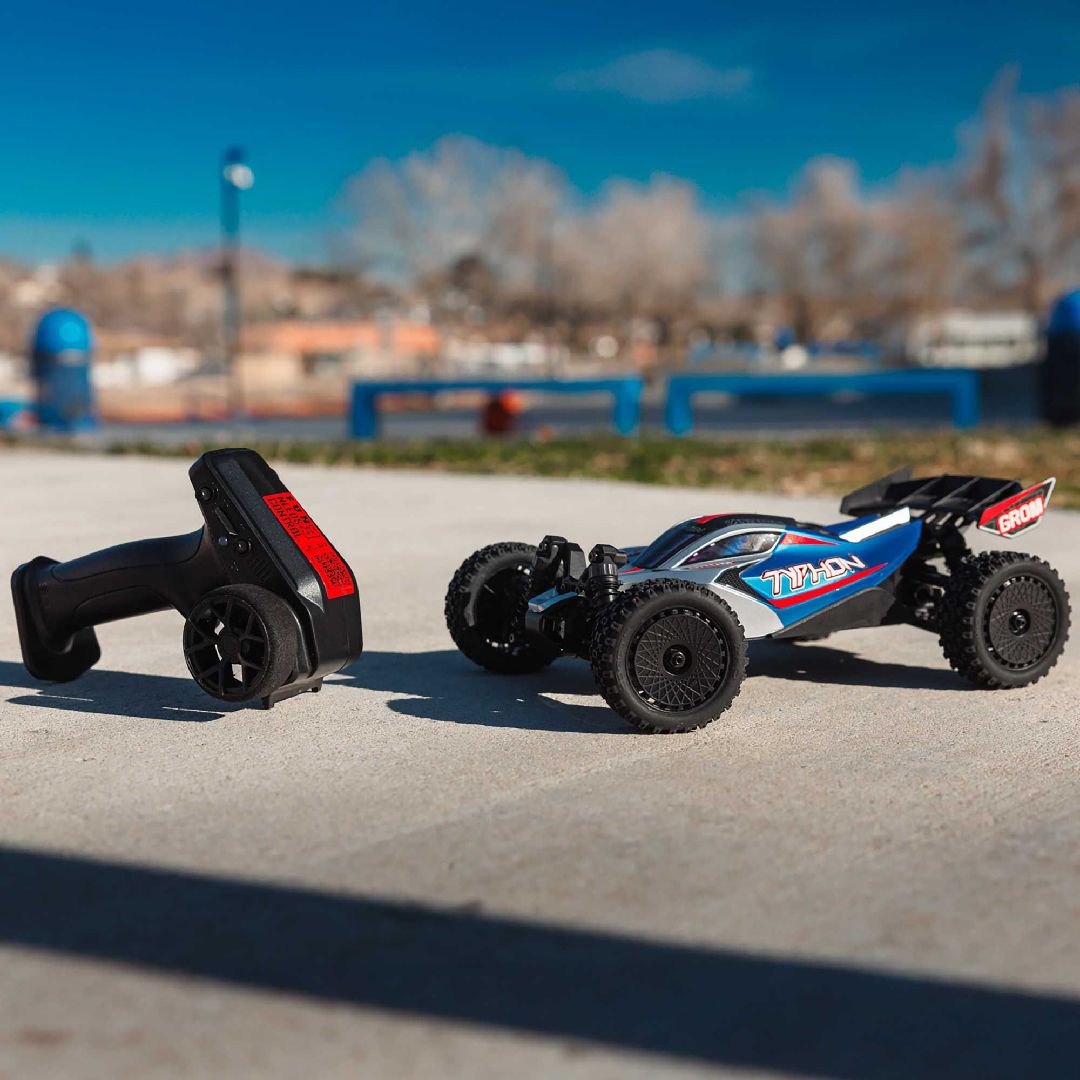 ARRMA Typhon Grom ARA2106 buggy 1/14 RTR brushed 4WD, tout-terrain compact avec moteur Spektrum 390, ESC 2-en-1 étanche, batterie et chargeur inclus, univers RcLoisirs.