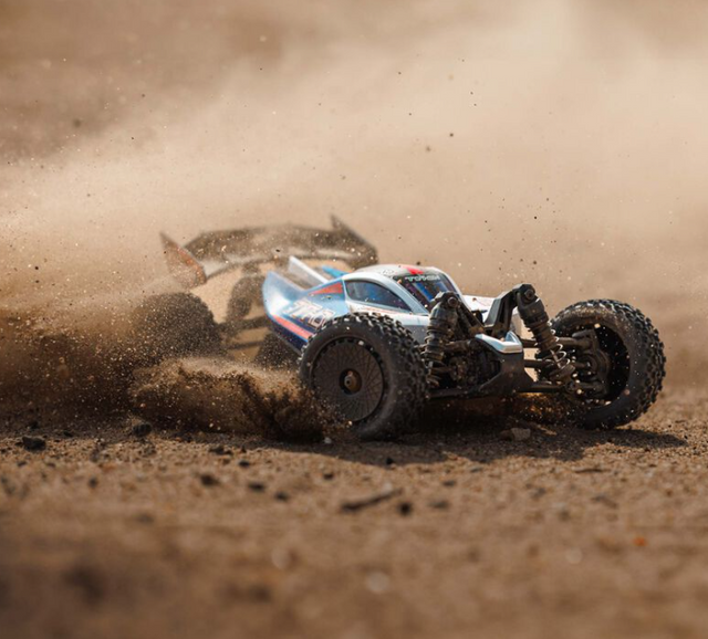 ARRMA Typhon Grom ARA2106 buggy 1/14 RTR brushed 4WD, tout-terrain compact avec moteur Spektrum 390, ESC 2-en-1 étanche, batterie et chargeur inclus, univers RcLoisirs.