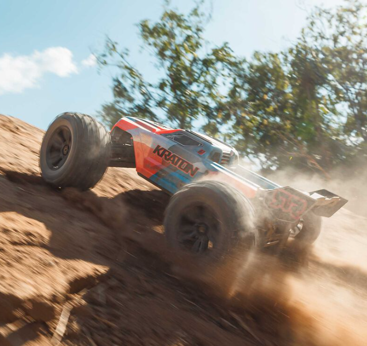 ARRMA Kraton 6S ARA8608V6, monster truck 1/8 RTR brushless 4WD, tout-terrain basher 6S LiPo avec châssis aluminium EXB, carrosserie clipless body, moteur Spektrum Firma 2050Kv, ESC Firma 150A, radio Spektrum SLT3, récepteur SR315, servo étanche, pneus dBoots Copperhead2 MT, amortisseurs hydrauliques, voiture RC puissante pour bash extrême et performance RC, hobby modélisme univers RcLoisirs.