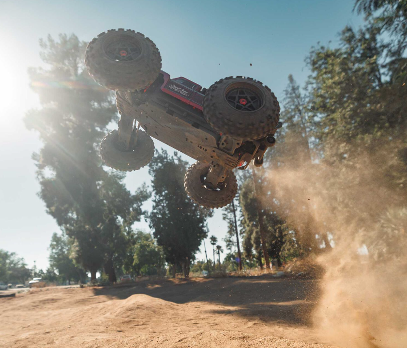 ARRMA ARA4410V2 – Outcast 4S – Monster Stunt Truck 1/10 RTR 4WD – Univers RcLoisirs