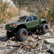 AXI-3289T1 Axial SCX30 Toyota Tacoma TRD Pro 4X4 RTR 1/30 vert avec radio Spektrum, batterie LiPo 2S 160 mAh, chargeur USB et eclairage DEL.
