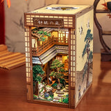 BJAA404 CUTEBEE Serene Courtyard, Book Nook DIY de 260 pièces inspiré d'une cour japonaise. Éclairage DEL tactile et couvercle anti-poussière inclus.