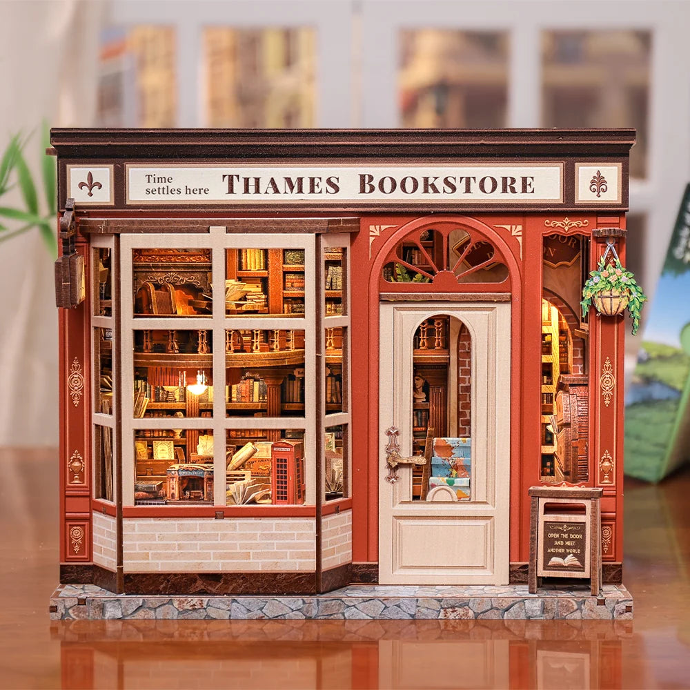 CWGB405 Thames Bookstore, maison miniature DIY de 343 pieces avec librairie londonienne detaillee, eclairage DEL tactile et protection anti-poussiere.