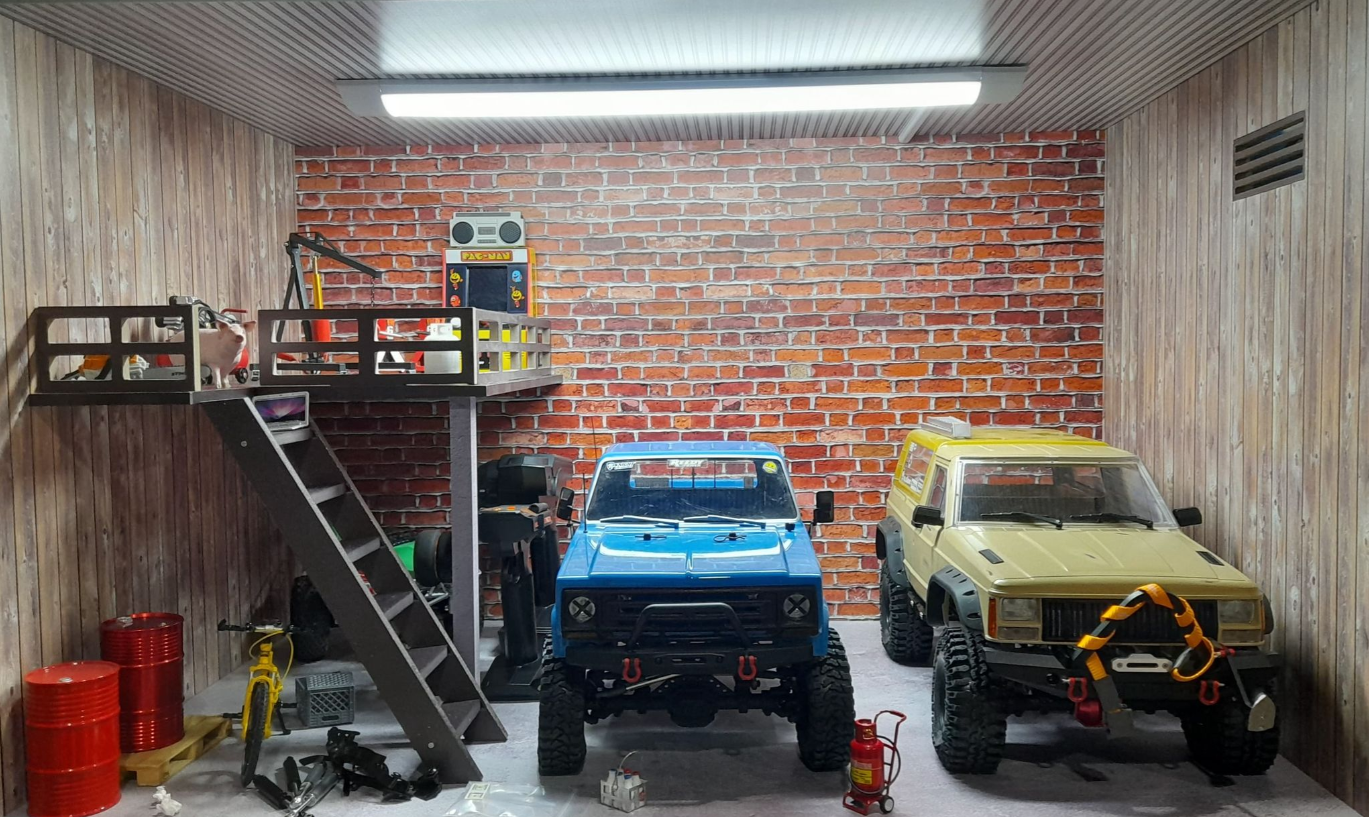 Garage WAG, GRW-1, Le Man Cave, garage triple RC, édition limitée, présentoir RC, diorama RC, accessoires scale, garage bois, vitrine RC, hobby shop, accessoires WAG, univers RcLoisirs, RC 1/10, crawler RC, buggy RC, truck RC, scale garage