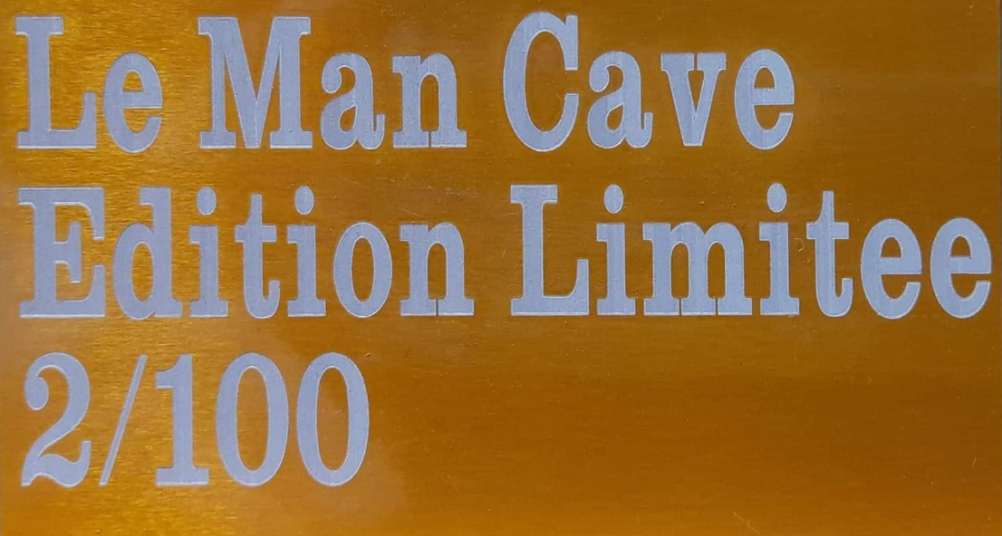 Garage WAG, GRW-1, Le Man Cave, garage triple RC, édition limitée, présentoir RC, diorama RC, accessoires scale, garage bois, vitrine RC, hobby shop, accessoires WAG, univers RcLoisirs, RC 1/10, crawler RC, buggy RC, truck RC, scale garage