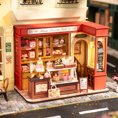 Rolife DG168 « Honey Dessert Talk » – miniature pâtisserie à assembler. Taille montée env. 23×13,5×17,3 cm. Kit détaillé (≈242 pièces), idéal déco & cadeau créatif.