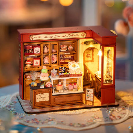 Rolife DG168 « Honey Dessert Talk » – miniature pâtisserie à assembler. Taille montée env. 23×13,5×17,3 cm. Kit détaillé (≈242 pièces), idéal déco & cadeau créatif.