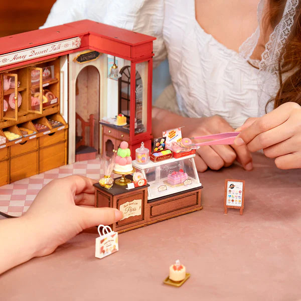 Rolife DG168 « Honey Dessert Talk » – miniature pâtisserie à assembler. Taille montée env. 23×13,5×17,3 cm. Kit détaillé (≈242 pièces), idéal déco & cadeau créatif.