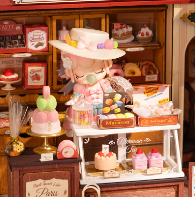 Rolife DG168 « Honey Dessert Talk » – miniature pâtisserie à assembler. Taille montée env. 23×13,5×17,3 cm. Kit détaillé (≈242 pièces), idéal déco & cadeau créatif.