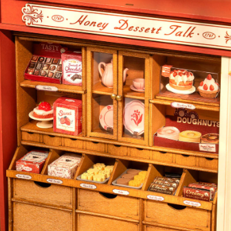 Rolife DG168 « Honey Dessert Talk » – miniature pâtisserie à assembler. Taille montée env. 23×13,5×17,3 cm. Kit détaillé (≈242 pièces), idéal déco & cadeau créatif.