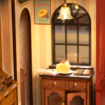 Rolife DG168 « Honey Dessert Talk » – miniature pâtisserie à assembler. Taille montée env. 23×13,5×17,3 cm. Kit détaillé (≈242 pièces), idéal déco & cadeau créatif.