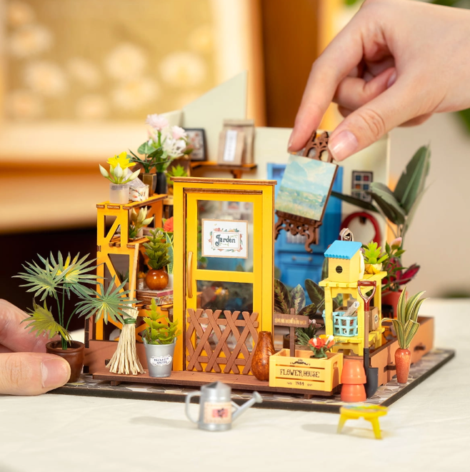 Assemblez la Rolife DG104 – Maison Fleurie de Cathy. Kit miniature détaillé avec LED, serre florale réaliste et ambiance romantique. Univers RcLoisirs.