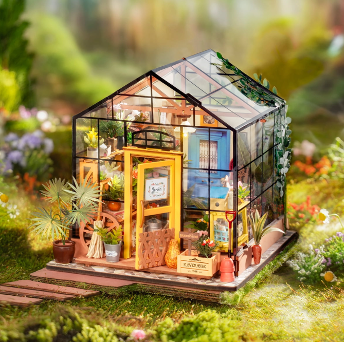 Assemblez la Rolife DG104 – Maison Fleurie de Cathy. Kit miniature détaillé avec LED, serre florale réaliste et ambiance romantique. Univers RcLoisirs.