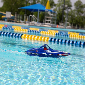 Univers RcLoisirs – Pro Boat SprintJet 9″ PRB08045, bateau RC compact Deep-V, propulsion jet sécuritaire, auto-redresseur, RTR avec batterie et chargeur inclus, idéal pour piscine et plans d’eau