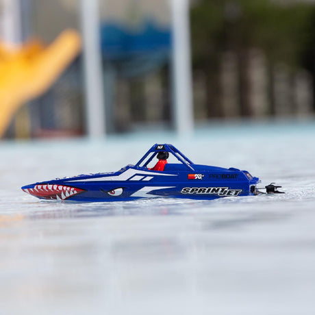 Univers RcLoisirs – Pro Boat SprintJet 9″ PRB08045, bateau RC compact Deep-V, propulsion jet sécuritaire, auto-redresseur, RTR avec batterie et chargeur inclus, idéal pour piscine et plans d’eau