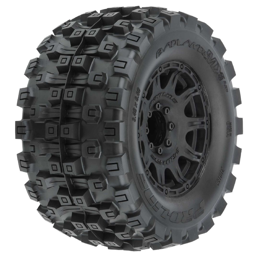 PRO1016610 pneus Pro-Line Badlands MX38 HP Belted 3.8 po pré-montés sur jantes Raid noires avec hexagones 17 mm. Technologie ceinturée réduisant l'expansion à haute vitesse et offrant une traction agressive pour Monster Trucks RC 1/8.