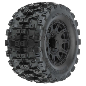 PRO1016610 pneus Pro-Line Badlands MX38 HP Belted 3.8 po pré-montés sur jantes Raid noires avec hexagones 17 mm. Technologie ceinturée réduisant l'expansion à haute vitesse et offrant une traction agressive pour Monster Trucks RC 1/8.