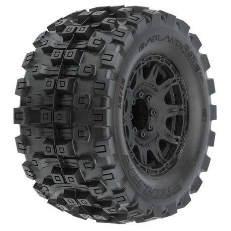 PRO1016610 pneus Pro-Line Badlands MX38 HP Belted 3.8 po pré-montés sur jantes Raid noires avec hexagones 17 mm. Technologie ceinturée réduisant l'expansion à haute vitesse et offrant une traction agressive pour Monster Trucks RC 1/8.