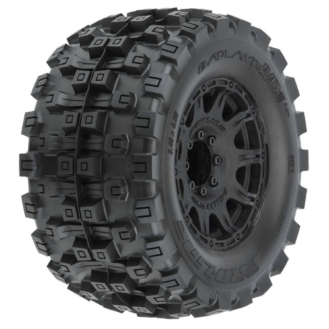 PRO1016610 pneus Pro-Line Badlands MX38 HP Belted 3.8 po pré-montés sur jantes Raid noires avec hexagones 17 mm. Technologie ceinturée réduisant l'expansion à haute vitesse et offrant une traction agressive pour Monster Trucks RC 1/8.