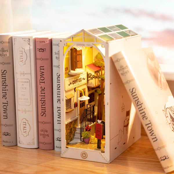 Rolife Sunshine Town (TGB02) – Book Nook miniature à assembler. Taille montée env. 18,5×10×24,2 cm, kit créatif décoratif avec éclairage.