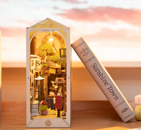 Rolife Sunshine Town (TGB02) – Book Nook miniature à assembler. Taille montée env. 18,5×10×24,2 cm, kit créatif décoratif avec éclairage.