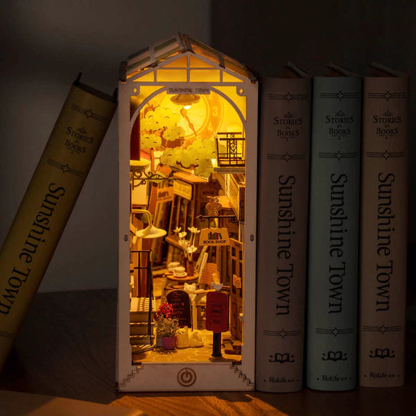 Rolife Sunshine Town (TGB02) – Book Nook miniature à assembler. Taille montée env. 18,5×10×24,2 cm, kit créatif décoratif avec éclairage.