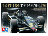 Maquette Tamiya Lotus Type 79 1978 échelle 1/20 – F1 Grand Prix, monoplace John Player Special à assembler en plastique injecté. Modèle détaillé avec livrée noire, effet de sol, cockpit fidèle, moteur reproduit, suspension réaliste, pneus en caoutchouc et décalcomanies incluses. Maquette de compétition inspirée de la voiture pilotée par Mario Andretti et conçue par Colin Chapman pour la collection Grand Prix Tamiya.