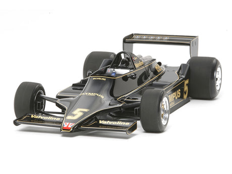 Maquette Tamiya Lotus Type 79 1978 échelle 1/20 – F1 Grand Prix, monoplace John Player Special à assembler en plastique injecté. Modèle détaillé avec livrée noire, effet de sol, cockpit fidèle, moteur reproduit, suspension réaliste, pneus en caoutchouc et décalcomanies incluses. Maquette de compétition inspirée de la voiture pilotée par Mario Andretti et conçue par Colin Chapman pour la collection Grand Prix Tamiya.