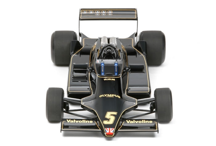 Maquette Tamiya Lotus Type 79 1978 échelle 1/20 – F1 Grand Prix, monoplace John Player Special à assembler en plastique injecté. Modèle détaillé avec livrée noire, effet de sol, cockpit fidèle, moteur reproduit, suspension réaliste, pneus en caoutchouc et décalcomanies incluses. Maquette de compétition inspirée de la voiture pilotée par Mario Andretti et conçue par Colin Chapman pour la collection Grand Prix Tamiya.