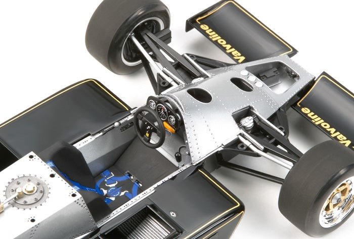 Maquette Tamiya Lotus Type 79 1978 échelle 1/20 – F1 Grand Prix, monoplace John Player Special à assembler en plastique injecté. Modèle détaillé avec livrée noire, effet de sol, cockpit fidèle, moteur reproduit, suspension réaliste, pneus en caoutchouc et décalcomanies incluses. Maquette de compétition inspirée de la voiture pilotée par Mario Andretti et conçue par Colin Chapman pour la collection Grand Prix Tamiya.