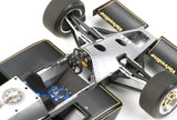 Maquette Tamiya Lotus Type 79 1978 échelle 1/20 – F1 Grand Prix, monoplace John Player Special à assembler en plastique injecté. Modèle détaillé avec livrée noire, effet de sol, cockpit fidèle, moteur reproduit, suspension réaliste, pneus en caoutchouc et décalcomanies incluses. Maquette de compétition inspirée de la voiture pilotée par Mario Andretti et conçue par Colin Chapman pour la collection Grand Prix Tamiya.