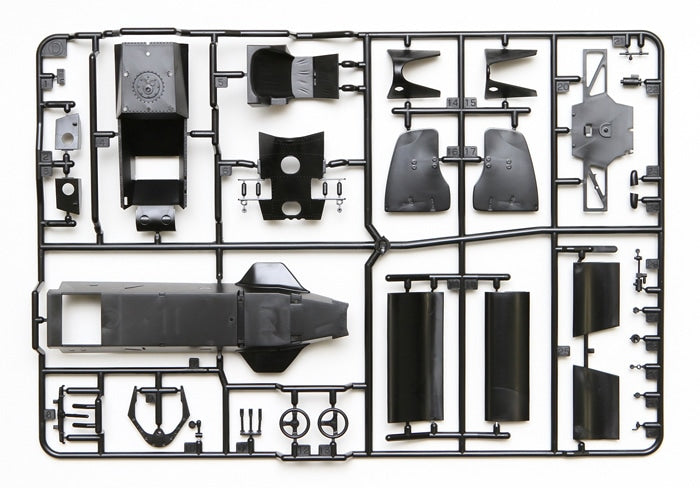 Maquette Tamiya Lotus Type 79 1978 échelle 1/20 – F1 Grand Prix, monoplace John Player Special à assembler en plastique injecté. Modèle détaillé avec livrée noire, effet de sol, cockpit fidèle, moteur reproduit, suspension réaliste, pneus en caoutchouc et décalcomanies incluses. Maquette de compétition inspirée de la voiture pilotée par Mario Andretti et conçue par Colin Chapman pour la collection Grand Prix Tamiya.